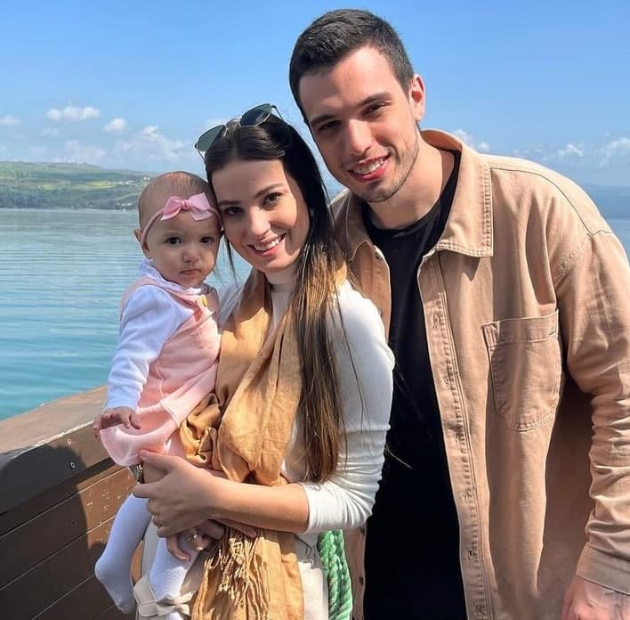 Mateus Eleutério com a esposa, Gabriela, e a filha, Lisa