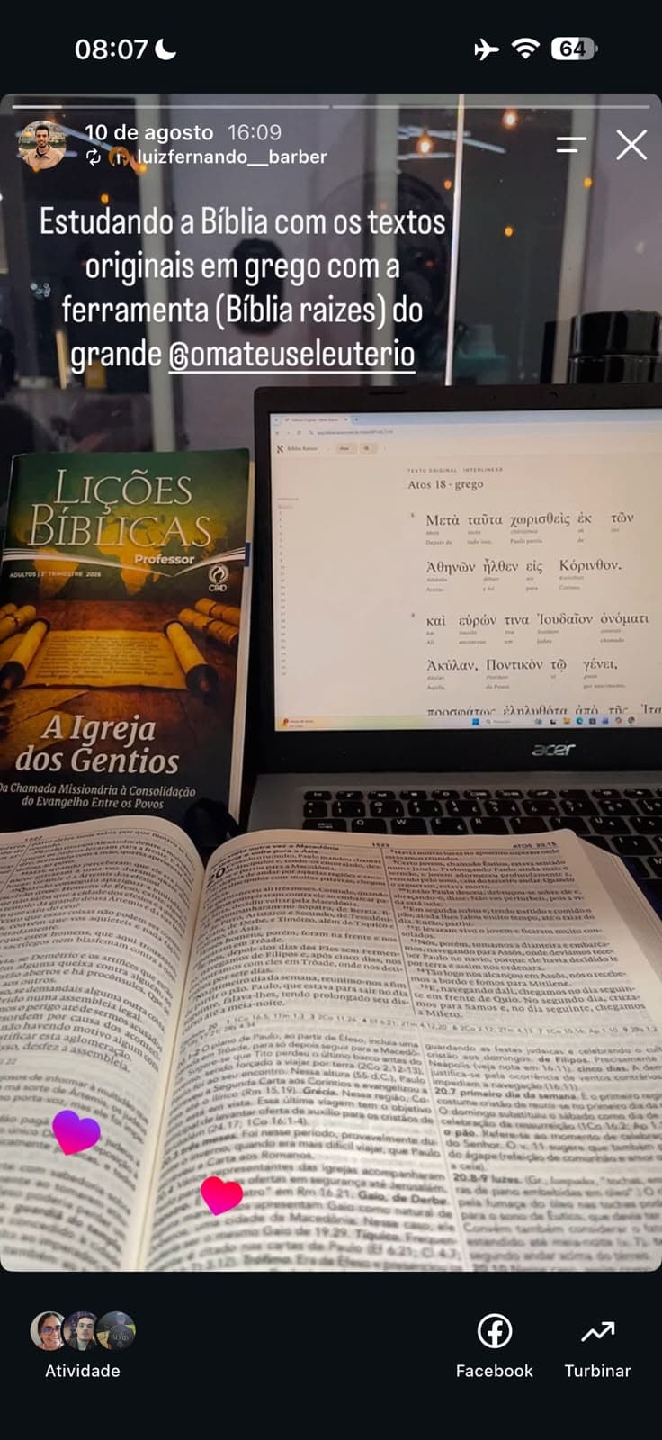 Story de um leitor estudando Atos em grego no Bíblia Raízes, com uma Bíblia aberta ao lado.